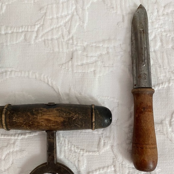 Vintage Herb Chopper Apple Corer & Biscuit Cutter Utensils Wood Handles - Picture 7 of 11